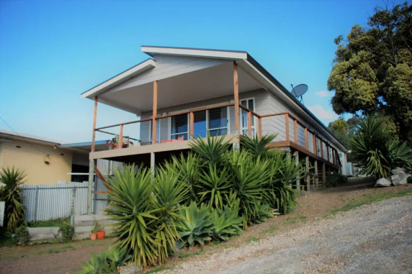 4 Bedroom 2 Bathroom Elevated & Modern Home - Sweeping views + Free Wifi! - Image 1