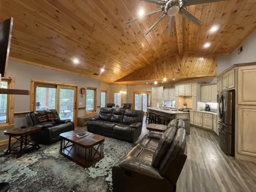 Nature Lovers' Dream - Diamond Bear Home - Image 1