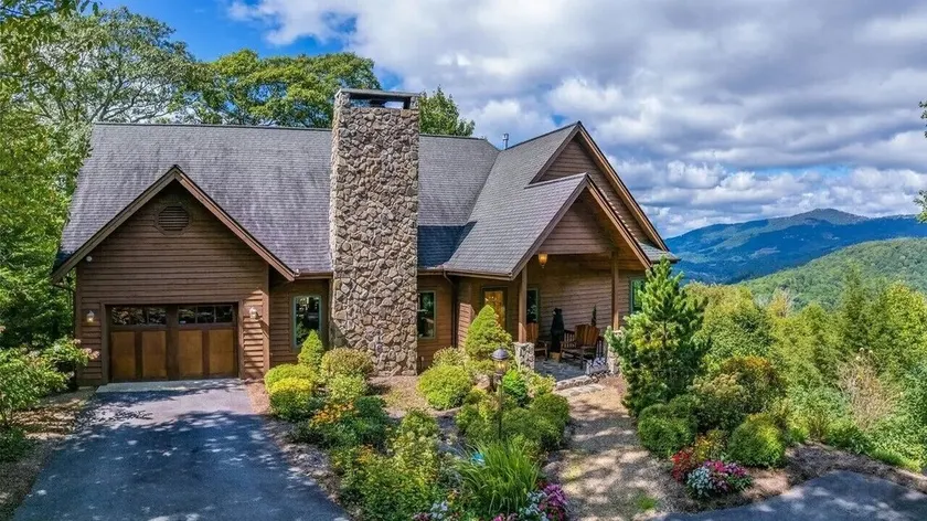 A Tree Top Mountain Home - Views, Game Room, Pet Friendly - Image 1