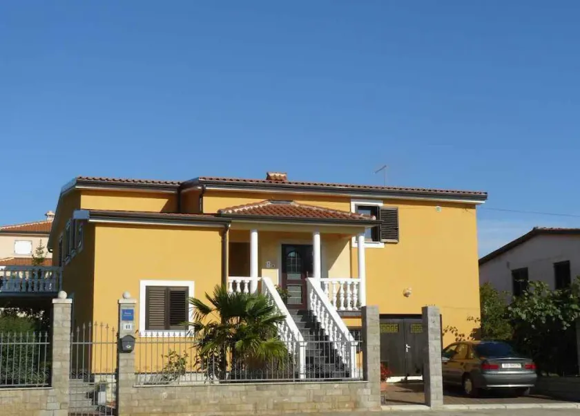 Holiday apartment with terrace and air conditioning - Image 1