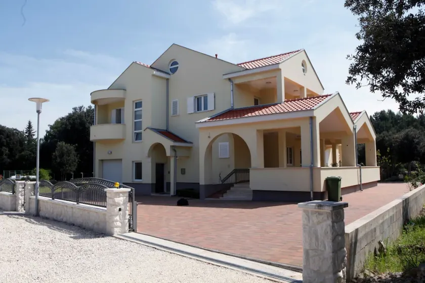 Attractive, air-conditioned, fully furnished apartments in a quiet location - Image 1