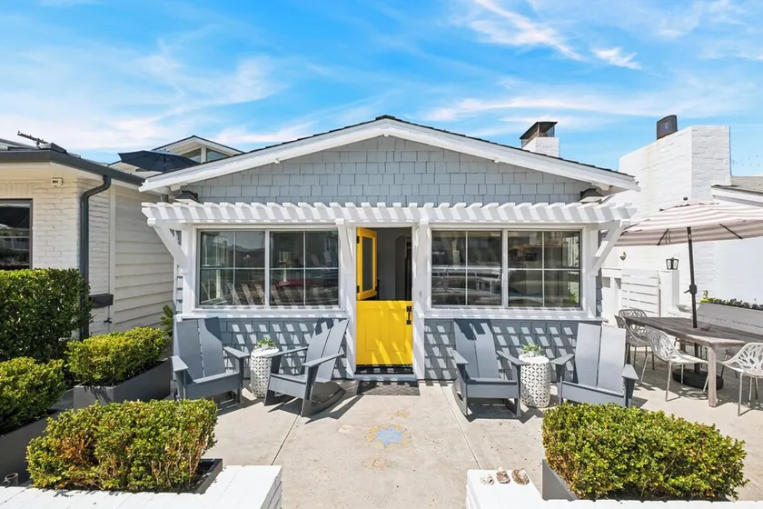 Charming Updated Canal Front 3 Bedroom Cottage - Image 1