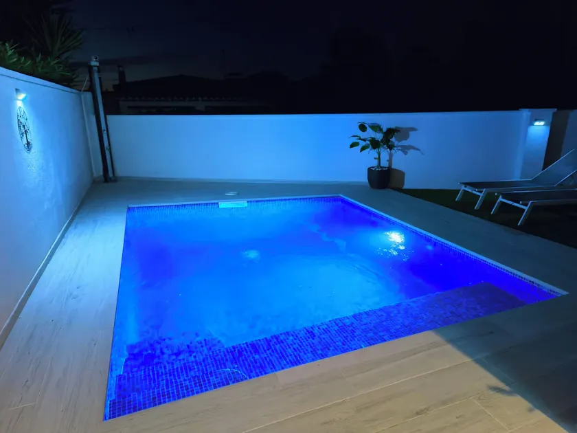 Haus mit Garten und privatem Pool. 6 Meter Bootsverleih Option. - Image 1