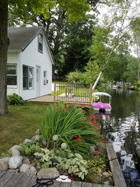 Adorable Cottage Townline Lake Paradise. Boat Kayak Fish BBQ Relax Swim. 2 BR - Image 1