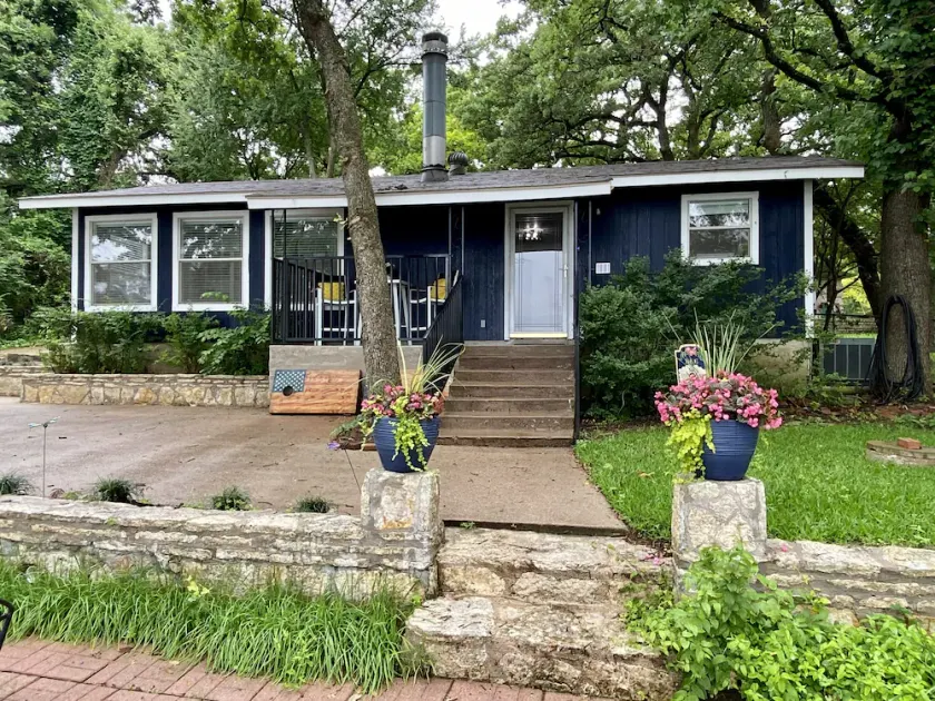 Cozy Lakefront Cottage on Eagle Mountain Lake - Image 1