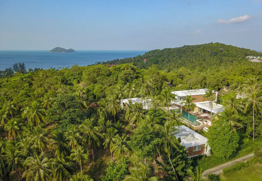 Sleek and spacious palatial family-style villa with a large garden - Image 1