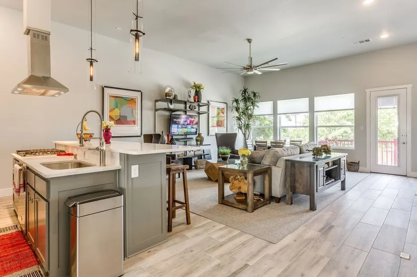 MODERN & SPACIOUS RENTAL IN DOWNTOWN FT WORTH'S SOUTHSIDE, WALK TO EVERYTHING! - Image 1