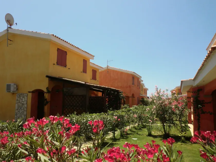 Schönes Haus in Ferienanlage 1 Kilometer. Von Porto Pino - Image 1