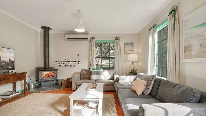 Centrally located cottage offering charm and comfort - Image 1