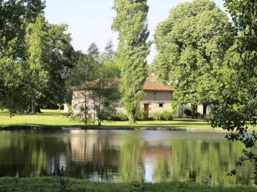 Großes Haus und Nebengebäuden in einer idyllischen Landschaft mit Pool - Image 1