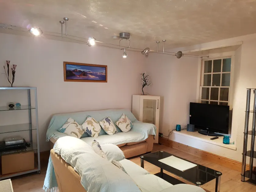 Modern with Terrace / town views, 2 mins to Town Centre, 5 mins to Harbour - Image 1