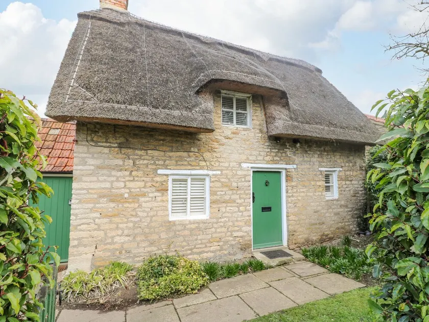 BUMBLE BEE, pet friendly, character holiday cottage in Barrowden - Image 1