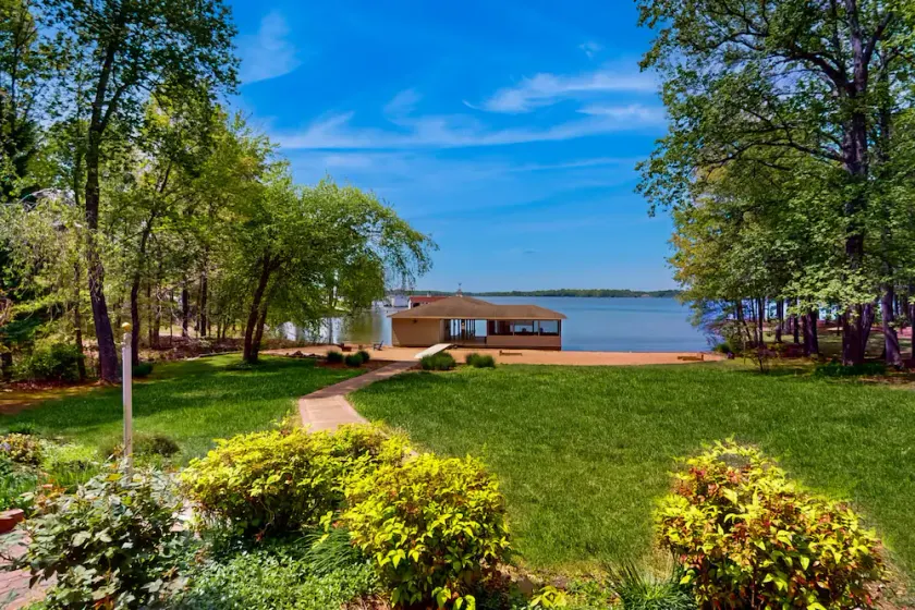 Spacious lakefront house w/private hot tub, deck, fire pit & grill - Image 1