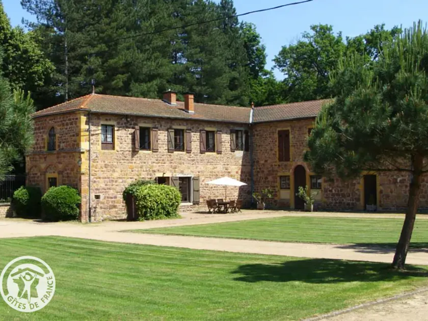 Spacious accommodation with leisure activities and outdoor space - Image 1