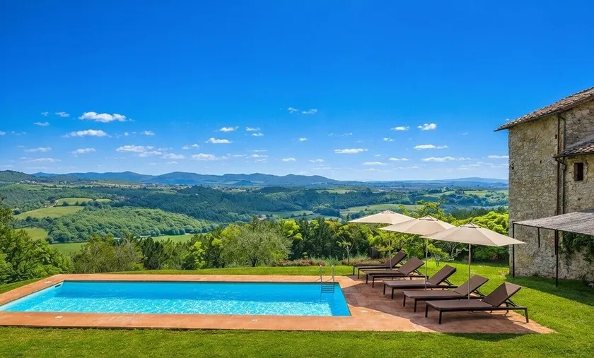 Villa med swimmingpool nedsænket i 10 ha i hjertet af Chianti, nær Siena - Image 1
