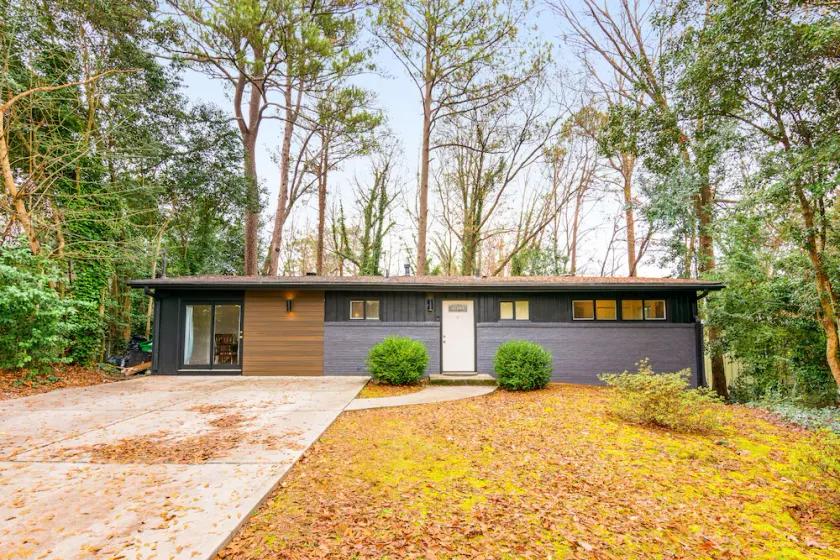 Renovated retreat with large deck, fireplace, & washer/dryer - dog-friendly - Image 1