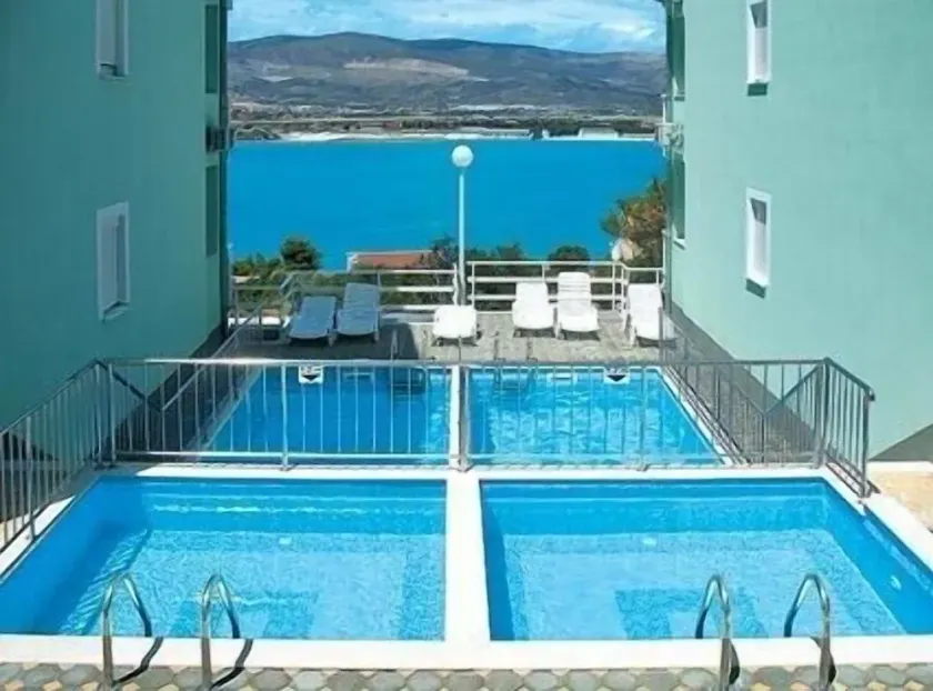 Helt ny möblerad mysig lägenhet i Villa Bayview med pool - Image 1