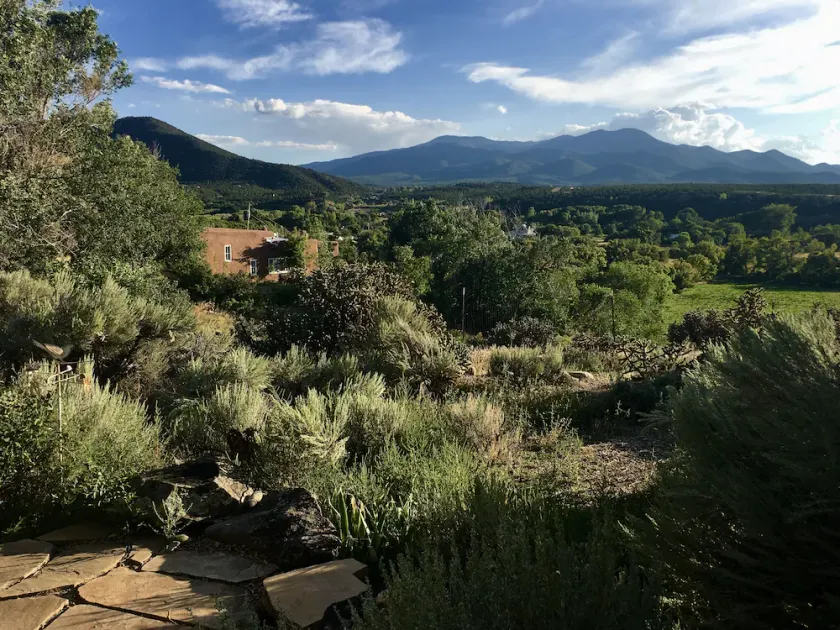 Historiske Taos Adobe med udsigt over Lush Valley - Image 1