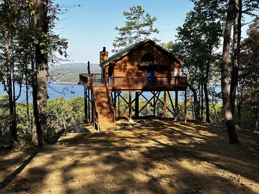 Crockett's Escape Treehouse on Greers Ferry Lake - Image 1