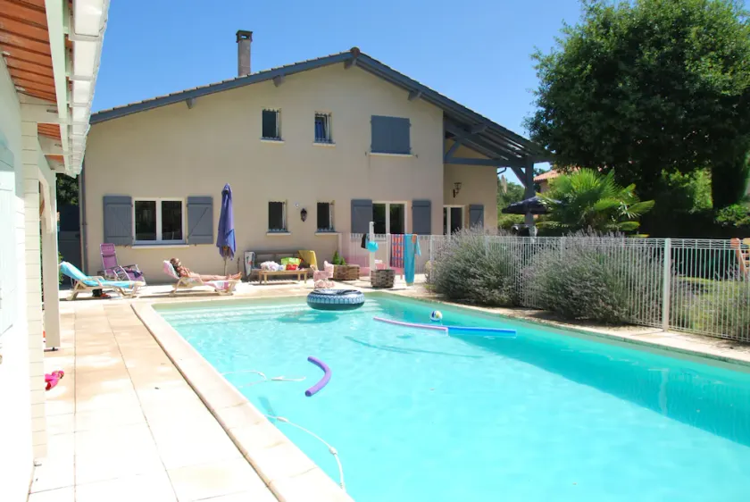 Gran villa moderna de 200m2 con piscina para 12 personas entre Burdeos, Océano y Médoc - Image 1