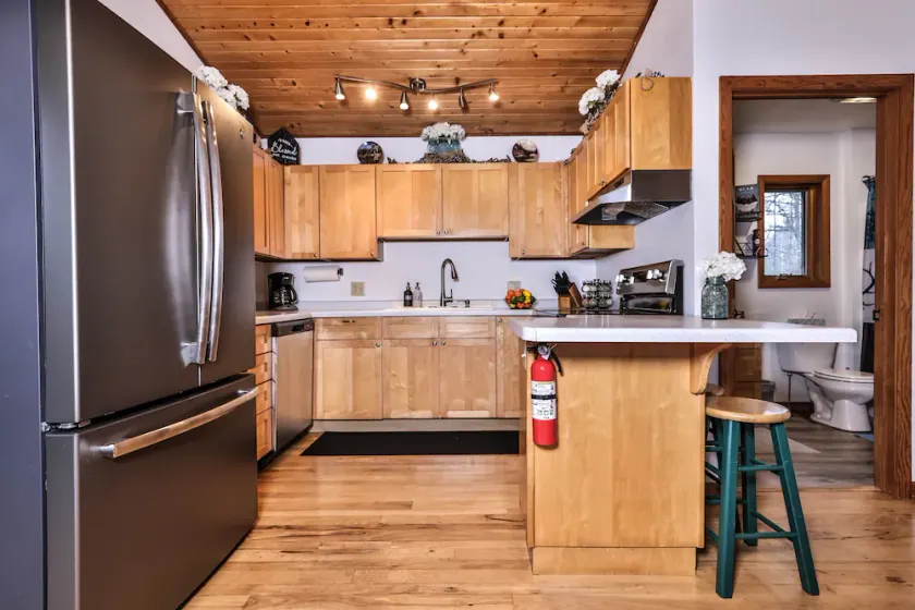 🌟Family Getaway🔥FirePit🔥Game room🌟Lake Front💧Private Location🌟Close to town🏖️ - Image 1