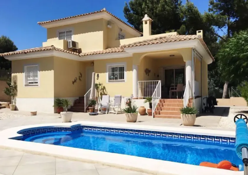 Hermosa villa, con capacidad para 6 personas con piscina privada y acceso WiFi - Image 1