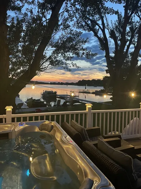 Beach Hut Vibes in this Lake front cottage with hot tub! - Image 1