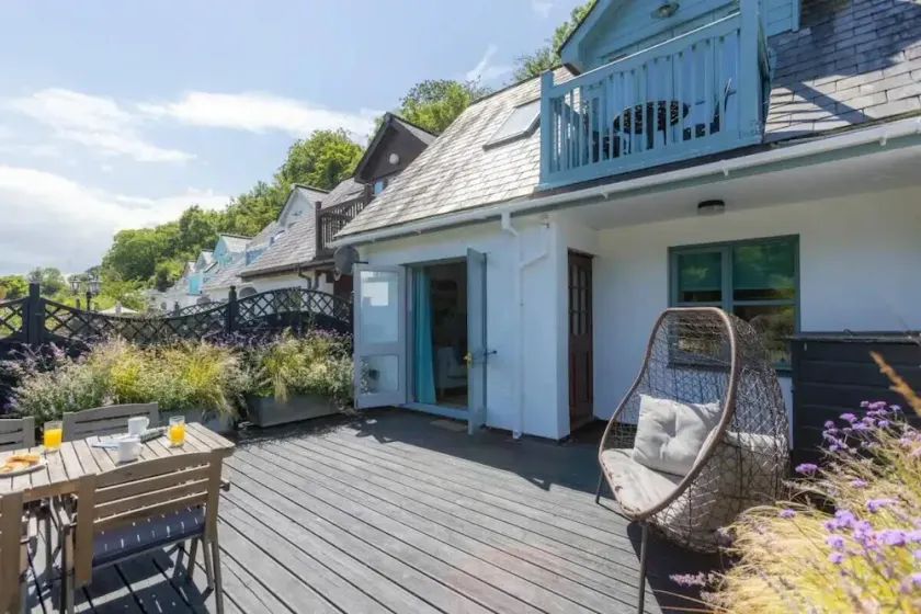 2 Bedrooms overlooking Little Petherick Creek - Image 1