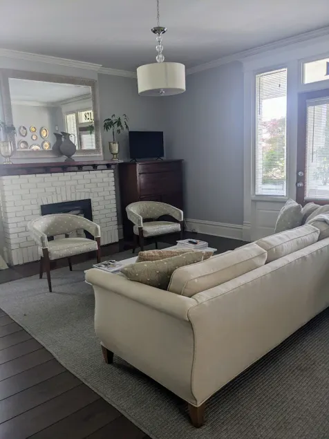 Downtown Victorian Flat Great Location and free Parking - Image 1