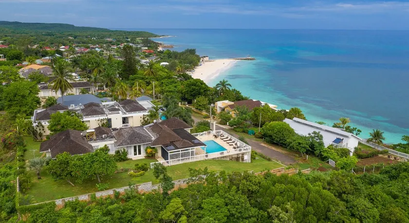 Honeycomb Villa, Silver Sands - Image 1