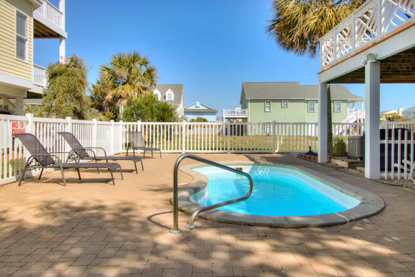 Hyggelig Kure: 5 BR / 3 BA enebolig i Kure Beach, 12 sovepladser - Image 1