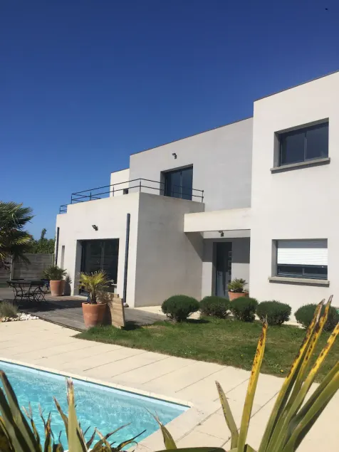Maison Moderne Avec Piscine Chauffée Dans la Baie du Mont st Michel 200m2 - Image 1