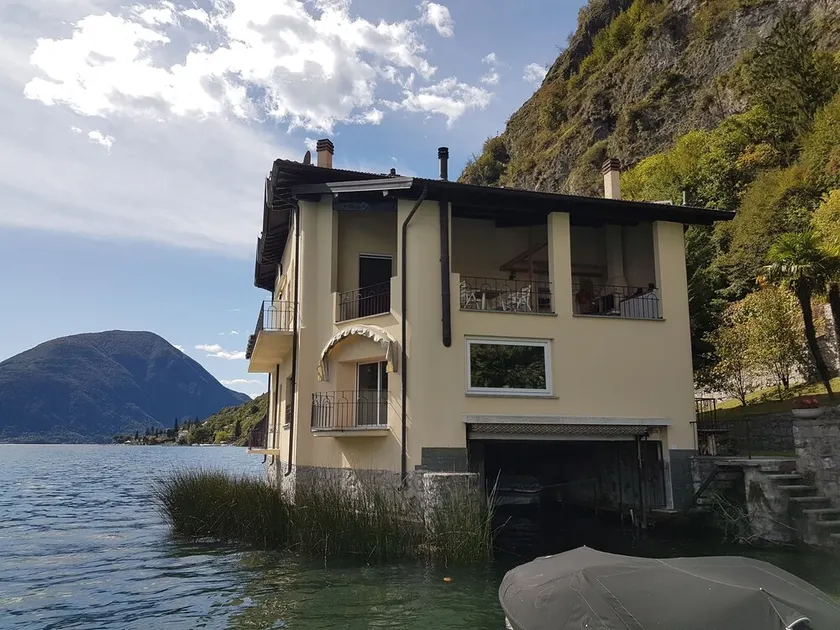 Directly on Lago di Lugano with boat mooring - Image 1