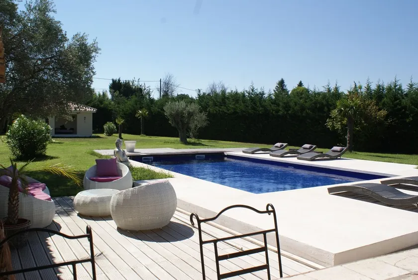 Annexe de mas provençal avec jardin et piscine privee et chauffée - Image 1