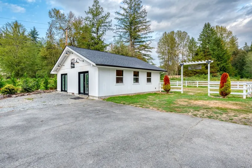 Private Farmhouse Estate w/ Barn ✔ Wedding, Event - Image 1