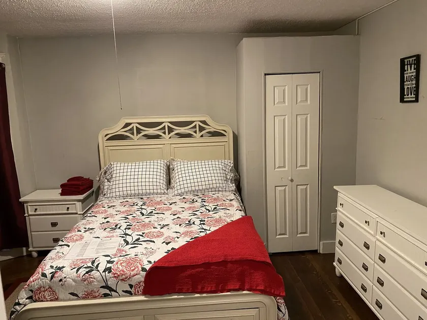 Cozy Red Room (In Springfield) - Image 1