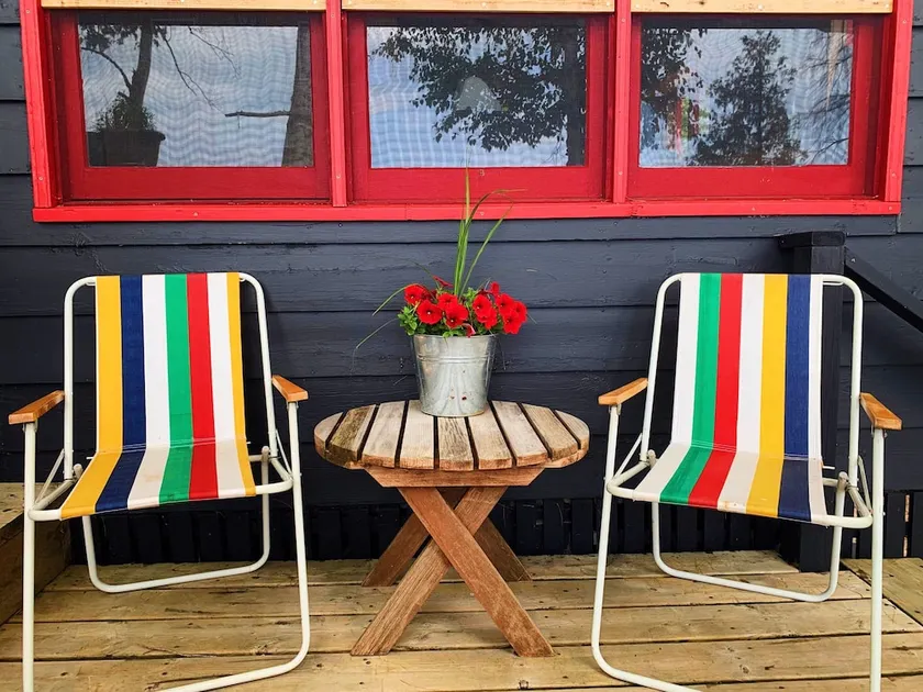 MOONDOG RETREAT: Tranquil Lakefront Cottage - Image 1
