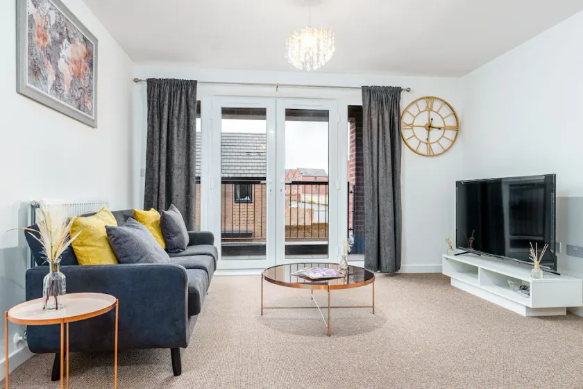 Cosy Two bedroom Apartment with Balcony - Image 1
