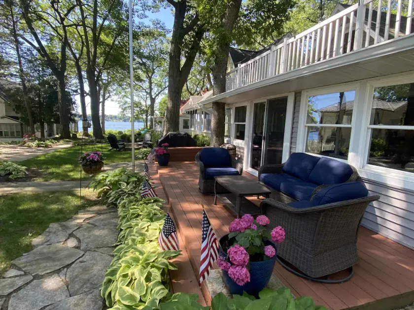 Lake Views, steps to Lake! Two story home, professionally decorated! Sleeps 6!  - Image 1