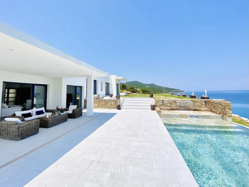 Prestigious villa at the water's'edge - Pietracorbara - Image 1