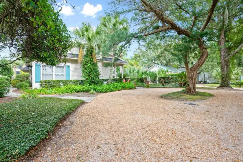 Beautiful East Beach Cottage with Pool - Image 1