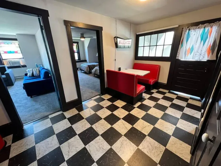 Cool, Retro Getaway in Heart of Downtown - Image 1