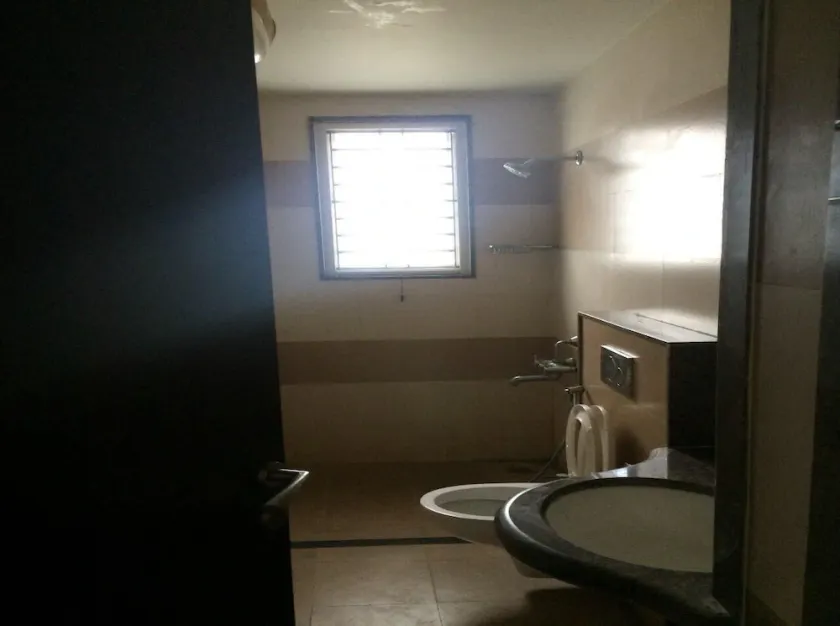 Comfortable & Spacious Home Near Airport - Image 1