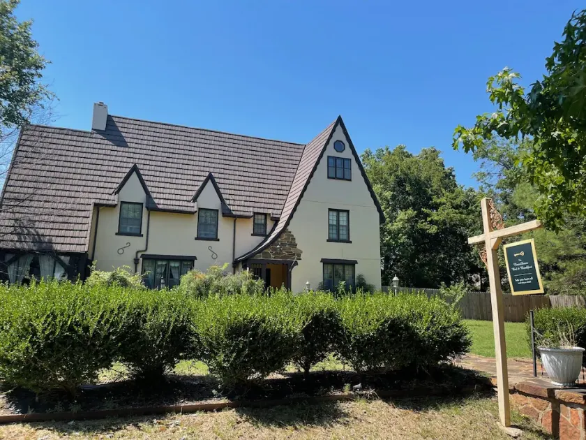 1935 Muskogee English Tudor Home - 1st Floor Peacock Room - Handicap Accessible - Image 1