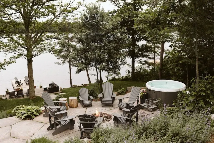 Charming Four Seasons Lake Front Renovated Cottage in Bala, Moon River Muskoka - Image 1