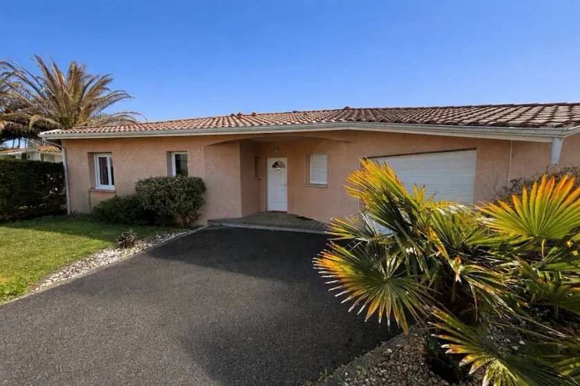 Maison Individuelle Située Dans un Quartier Résidentiel - Image 1