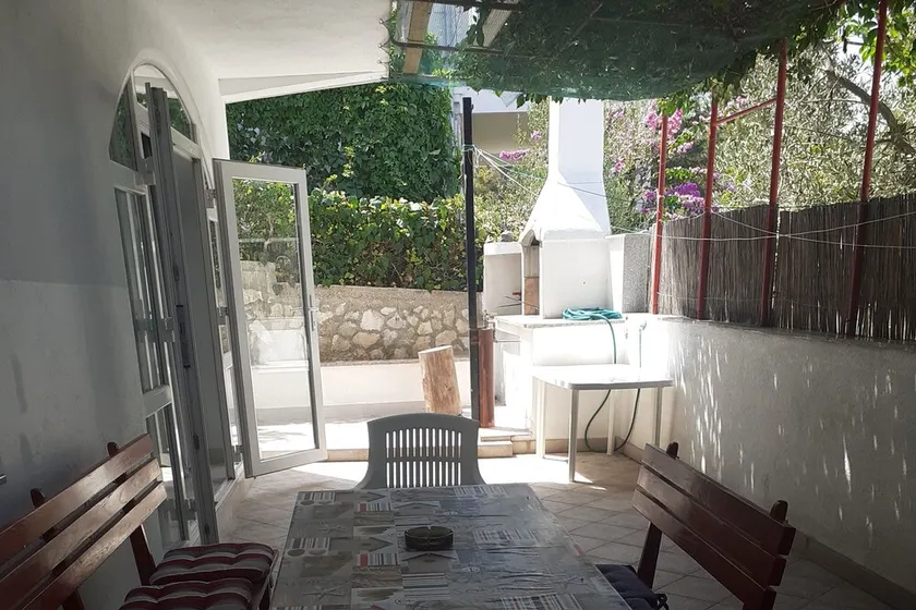 Apartamento para dos personas con una terraza Sutivan, Brac (A-5629-a) - Image 1