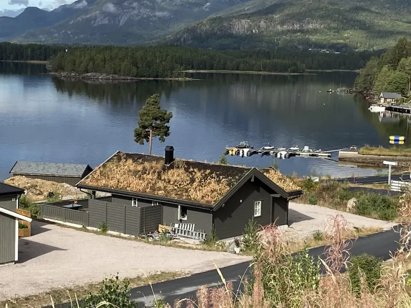 Nyere sommerhus på den solrige side af Vrådal / Vraadal - Image 1