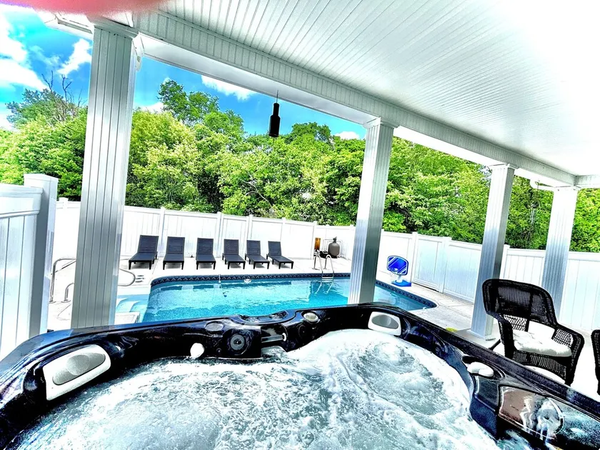 Bourbon Trail Pool & Hot-Tub FUN-ZONE! Game Room! Pool Table! Golden Tee! Ping Pong! Luxurious and Spacious Master Bedroom! Pets Allowed for Fee! - Image 1