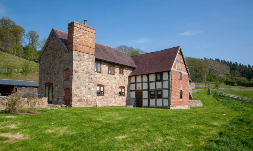 Self-catering farmhouse set in 68 acres of private land - dog and child friendly - Image 1